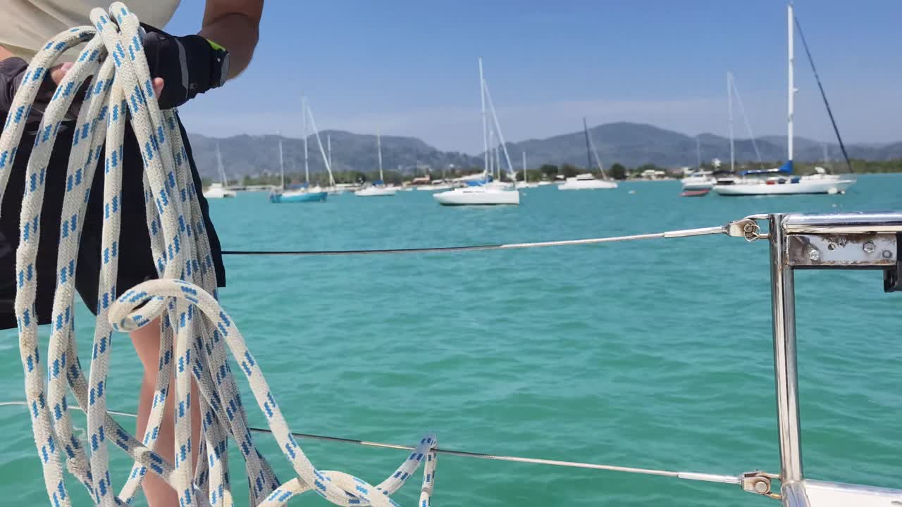 navegando en una bahía tropical