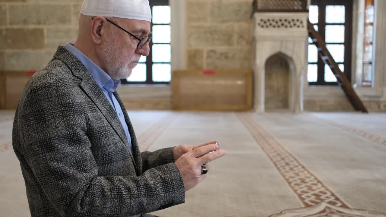 전화로 꾸란을 읽는 것