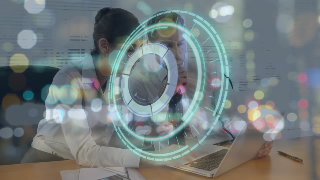 animación de escaneo de alcance sobre los empresarios caucásicos en la oficina