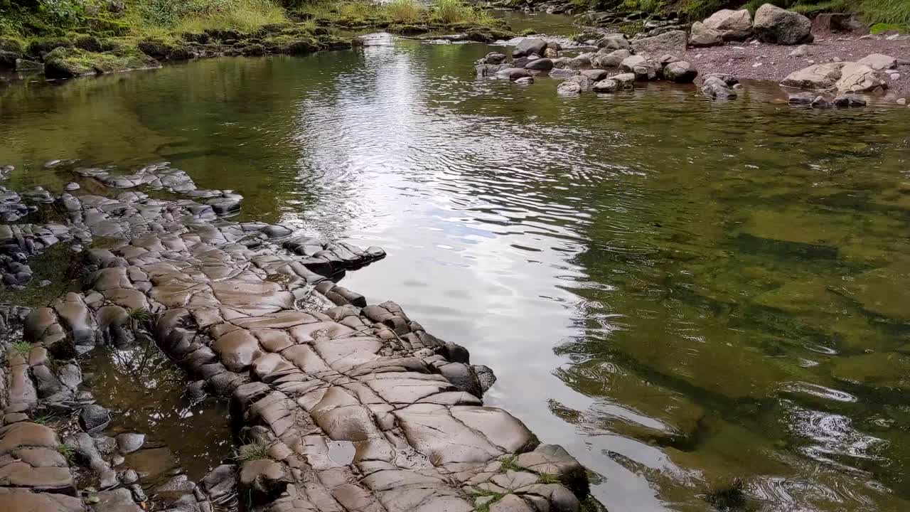 río tranquilo que conduce a la cascada sgwd clun-gwyn en brecon beacons gales reino unido 4k