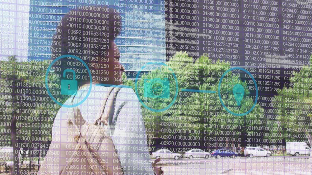 Donna adulta che cammina, avvia una sovrapposizione di dati in AR, tocca un lucchetto e naviga l'interfaccia tramite le icone del profilo.