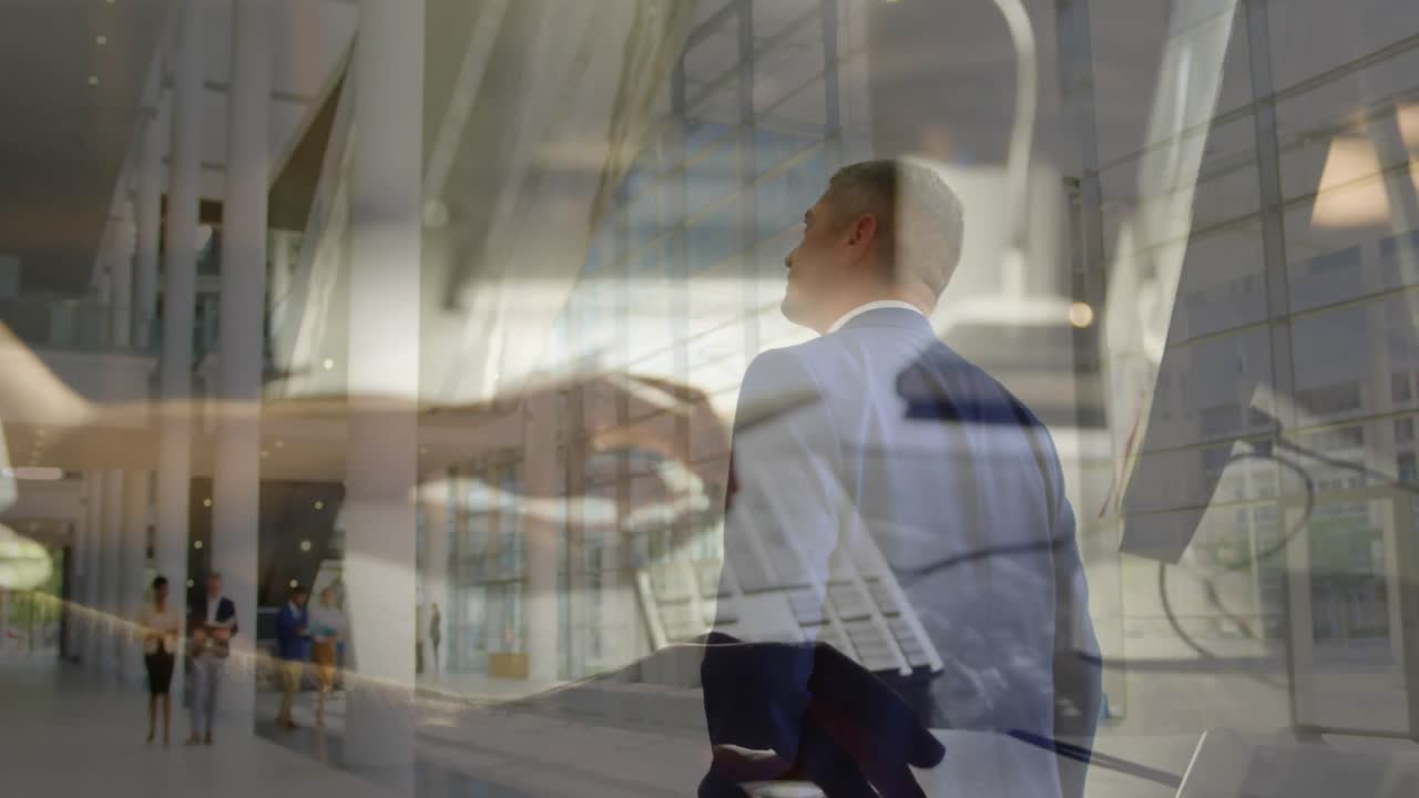 animación de un hombre de negocios caucásico caminando sobre una mujer de negocios usando una computadora.