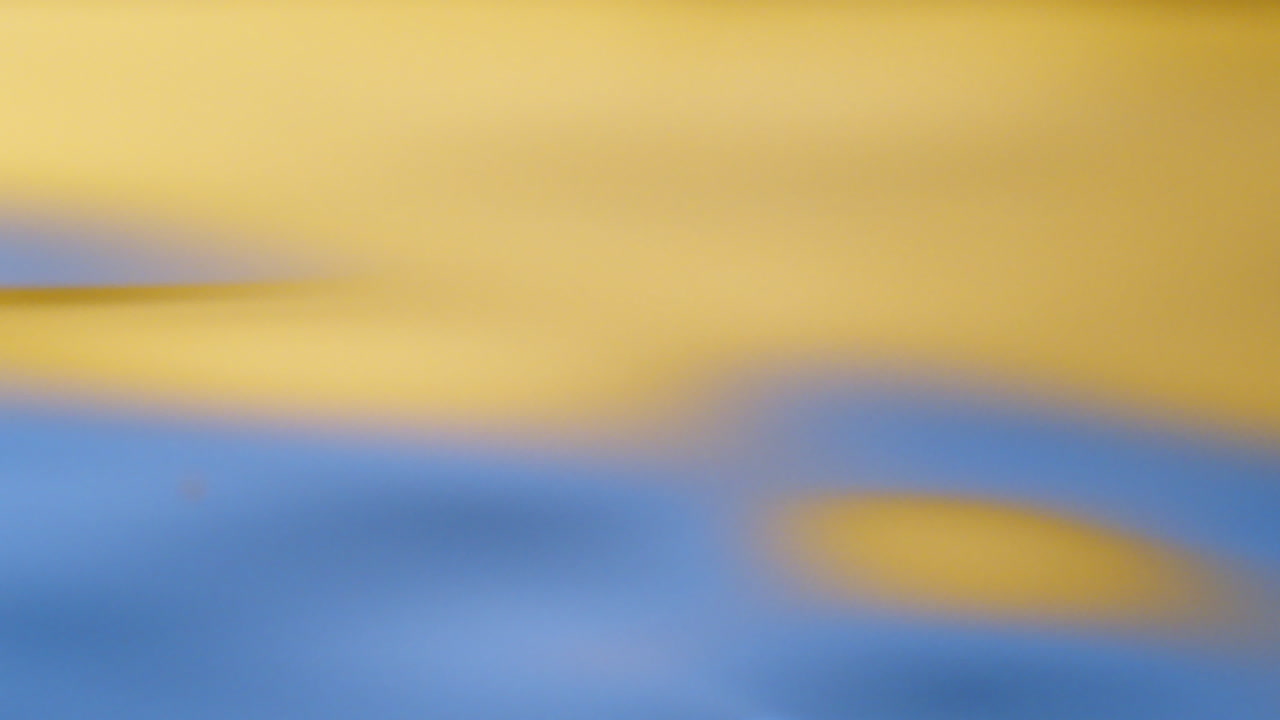 superficie de agua textura amarilla y azul con ondas limpias y fondo de refracción de onda