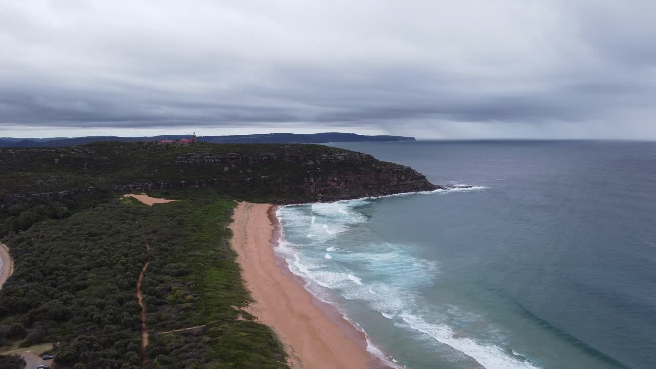 Vista aerea di una penisola con un faro in cima alla collina