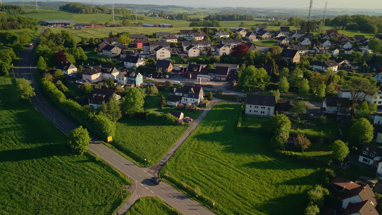 Flyfoto av forstadsområde og landevei på landsbygda i Tyskland
