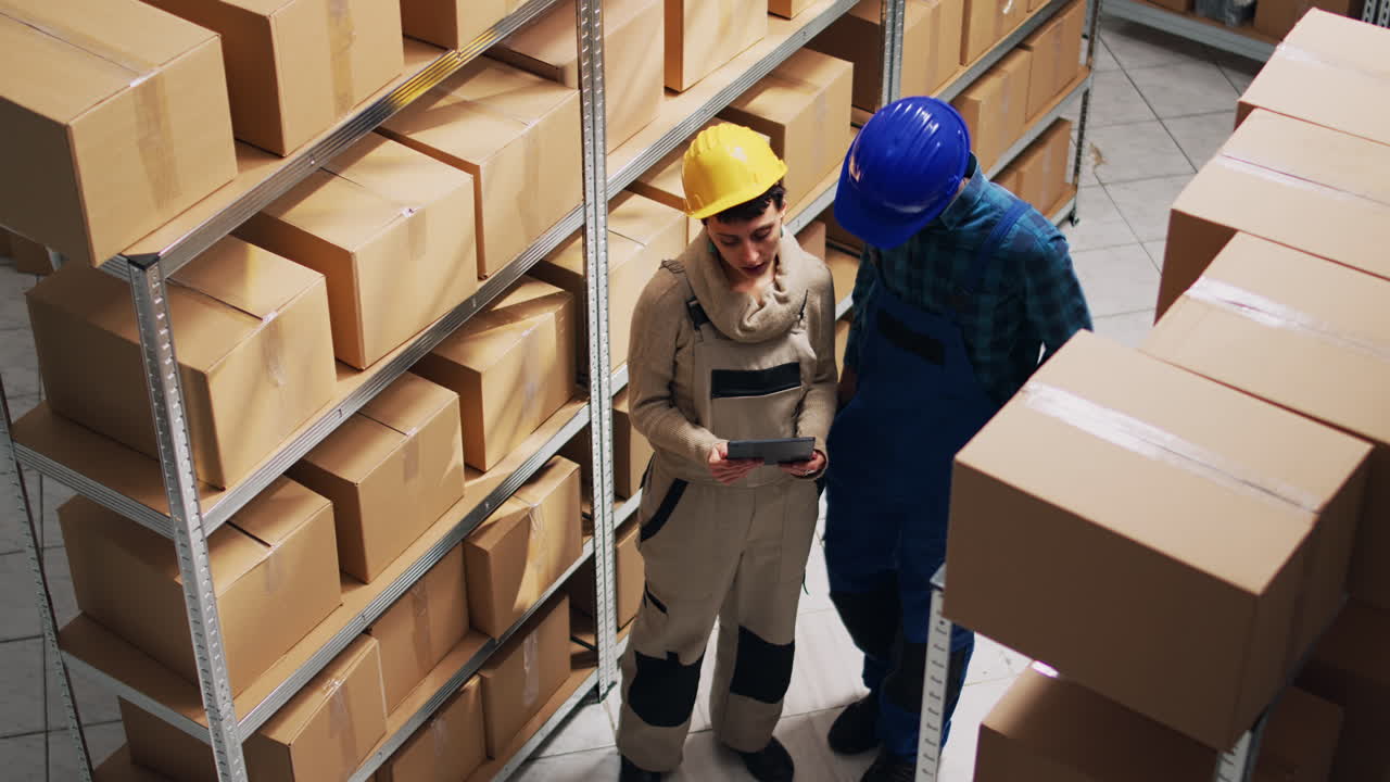 trabajador de almacén comprobando el inventario con una tableta