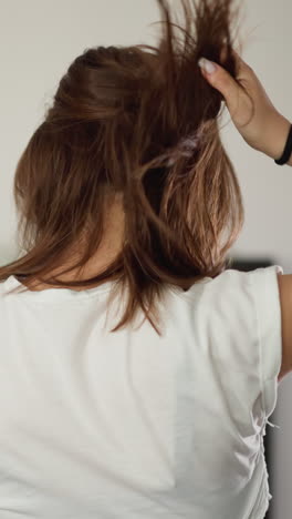 mujer corre en casa ajustando el cabello. dama orientada al fitness vestida con una camiseta blanca se dedica a correr con el cabello desatado en el gimnasio en casa. bienestar general