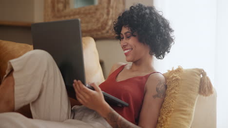 mujer relajándose en el sofá usando una computadora portátil