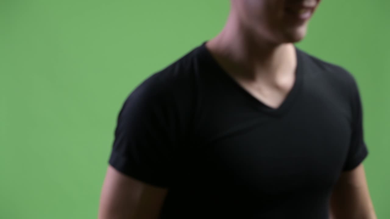 una pareja joven usando el teléfono juntos.