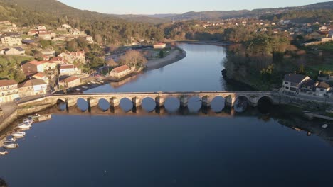 una vista aérea de un río angosto que tiene un puente en el medio