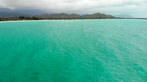 Antenne-Des-Drachenboarders-In-Der-Bucht-Von-Kailua