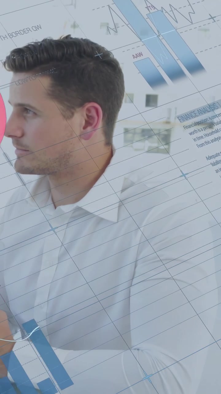 Video verticale: Uomo che tiene in mano un dispositivo, guarda a destra e visualizza grafici finanziari in movimento che gli oscurano la testa.