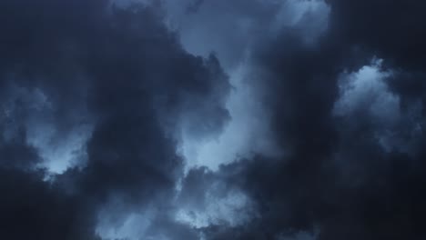 Timelapse-De-Tormenta-Eléctrica-En-Medio-De-Nubes-Oscuras