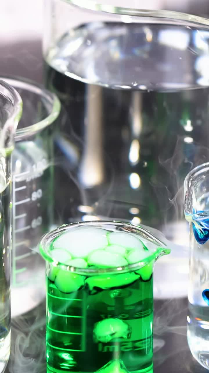 reacción química con cambio de color y humo