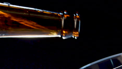 vertiendo cerveza en un vaso