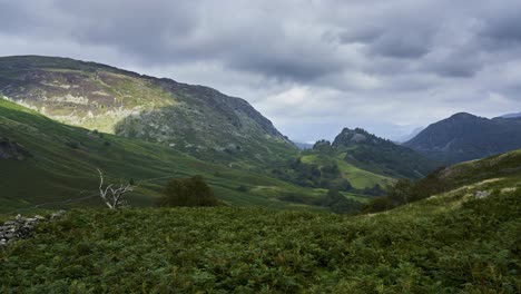 Zeitlupenschwenks-Im-Englischen-Lake-District-Mit-Burgfelsen-Und-Den-Nahe-Gelegenen-Fells