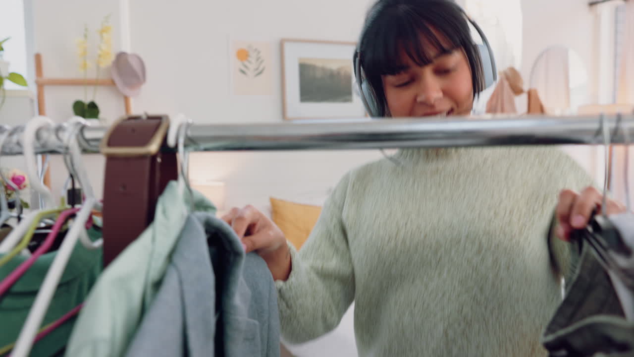 음악 을 듣는 동안 침실 에서 옷 을 정리 하는 여자