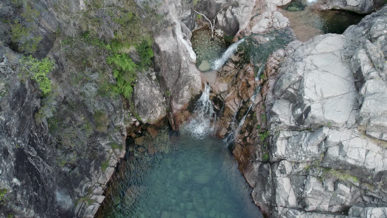 cascata da portela do homem en el parque nacional de peneda-gerês en portugal, antena de inclinación de muñeca sobrevolando