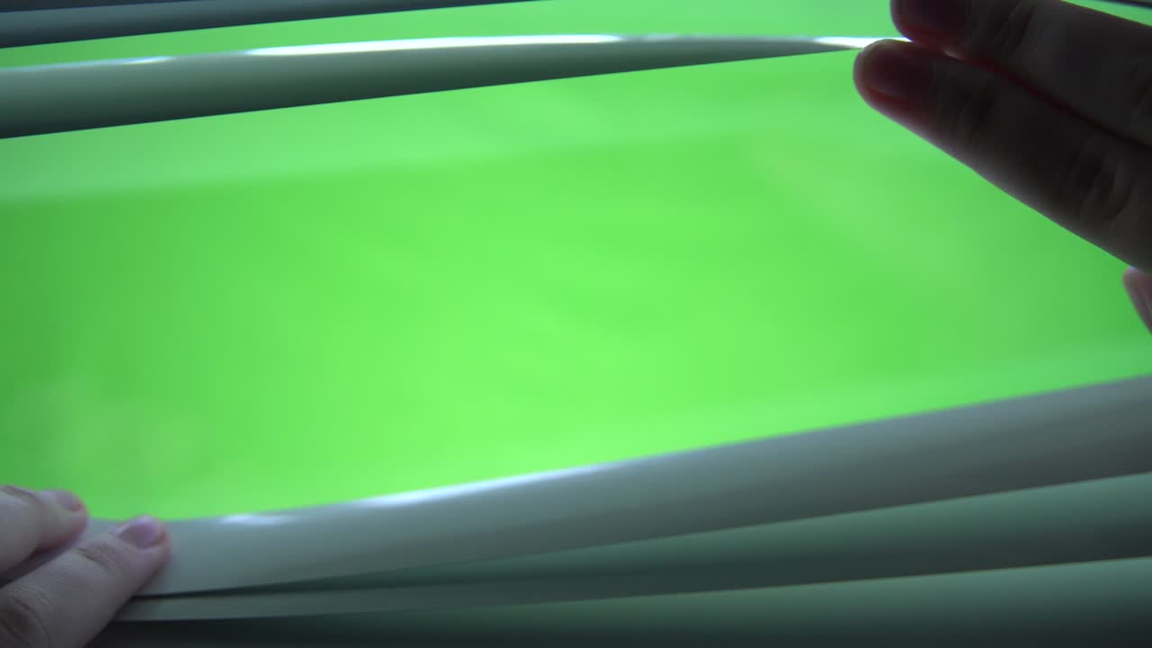 4k 손으로 젤루시를 열고 녹색 스크린을 니다.