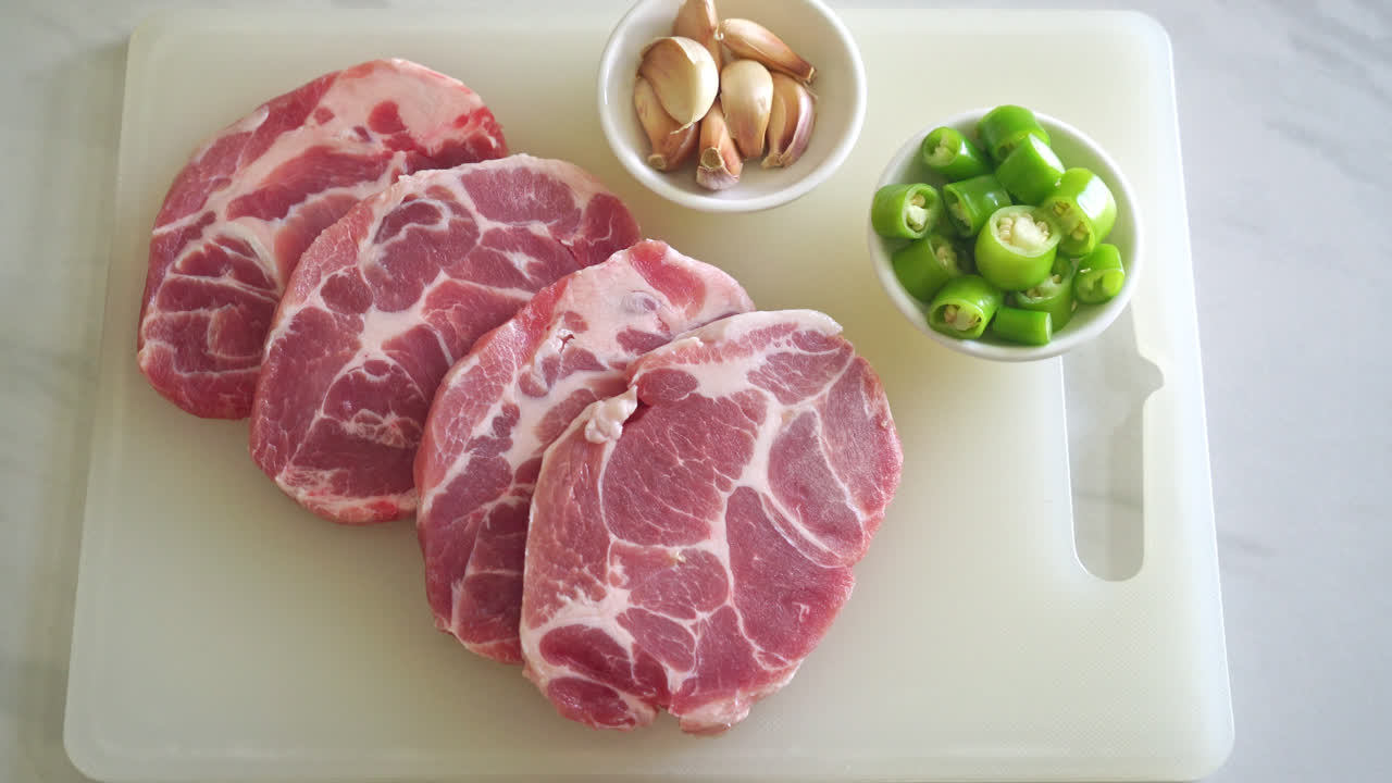 frisk svinekødshals rå eller krave svinekød på bræt med ingredienser til marineret