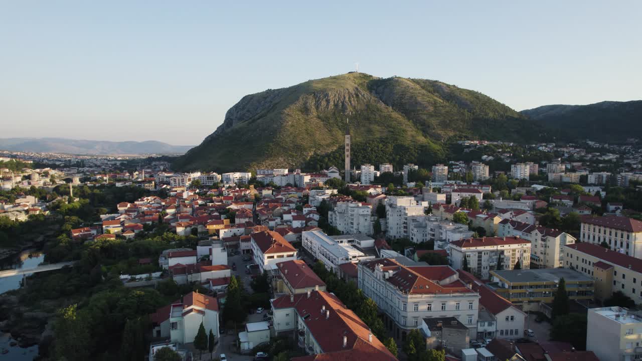 panorama aéreo de la ciudad de mostar con arquitectura icónica y fondo de colina