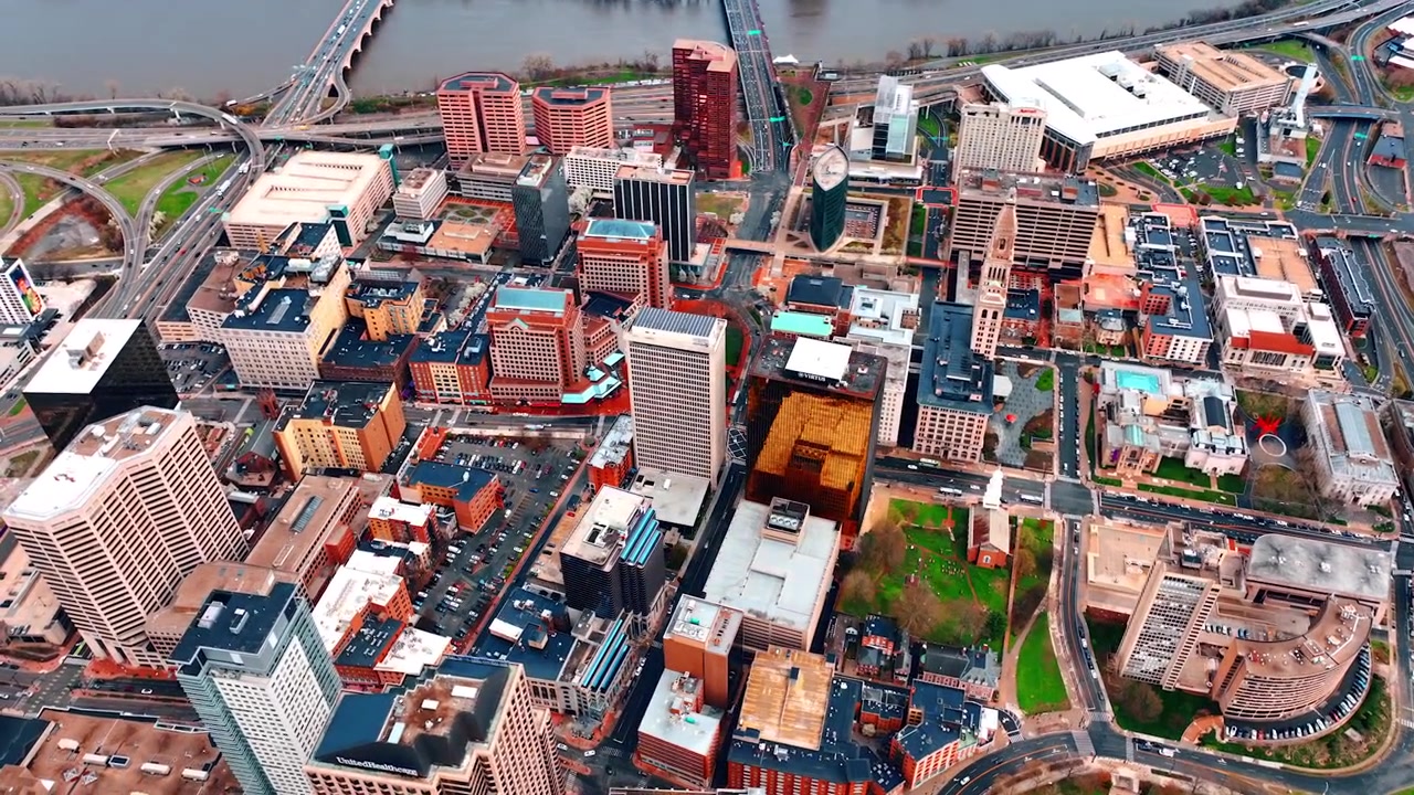 Paesaggio urbano vivace sul lungofiume del fiume Connecticut a Hartford, CT, USA. Riprese drone in alto sopra i tetti dell'edificio più alto nel panorama.