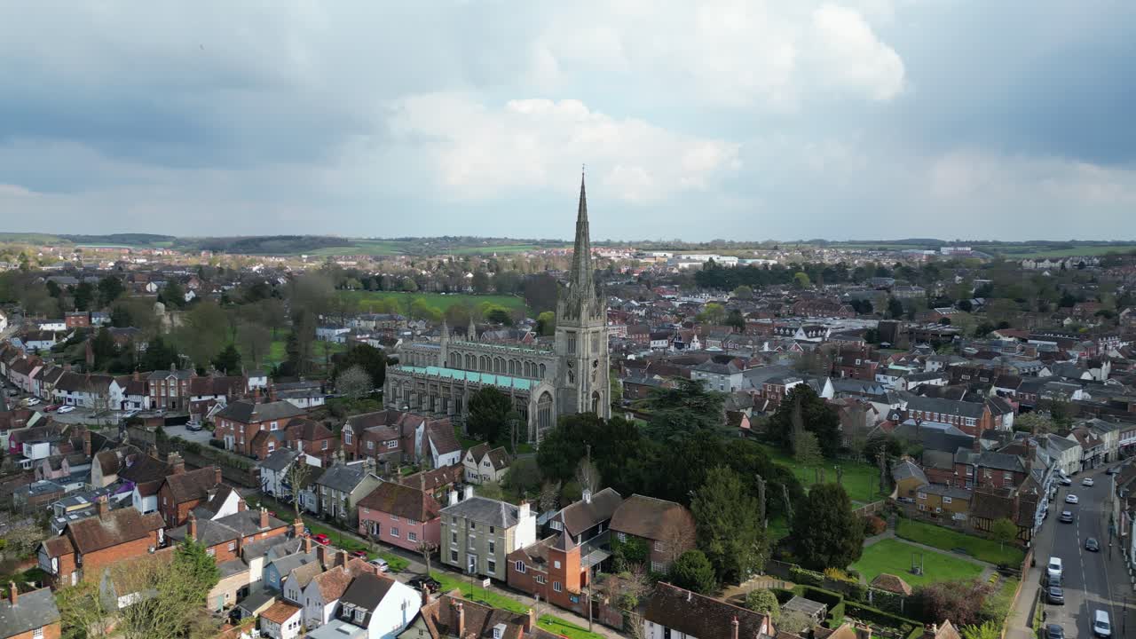 saffron walden, ciudad de mercado en essex, reino unido. imágenes aéreas de drones en 4k.