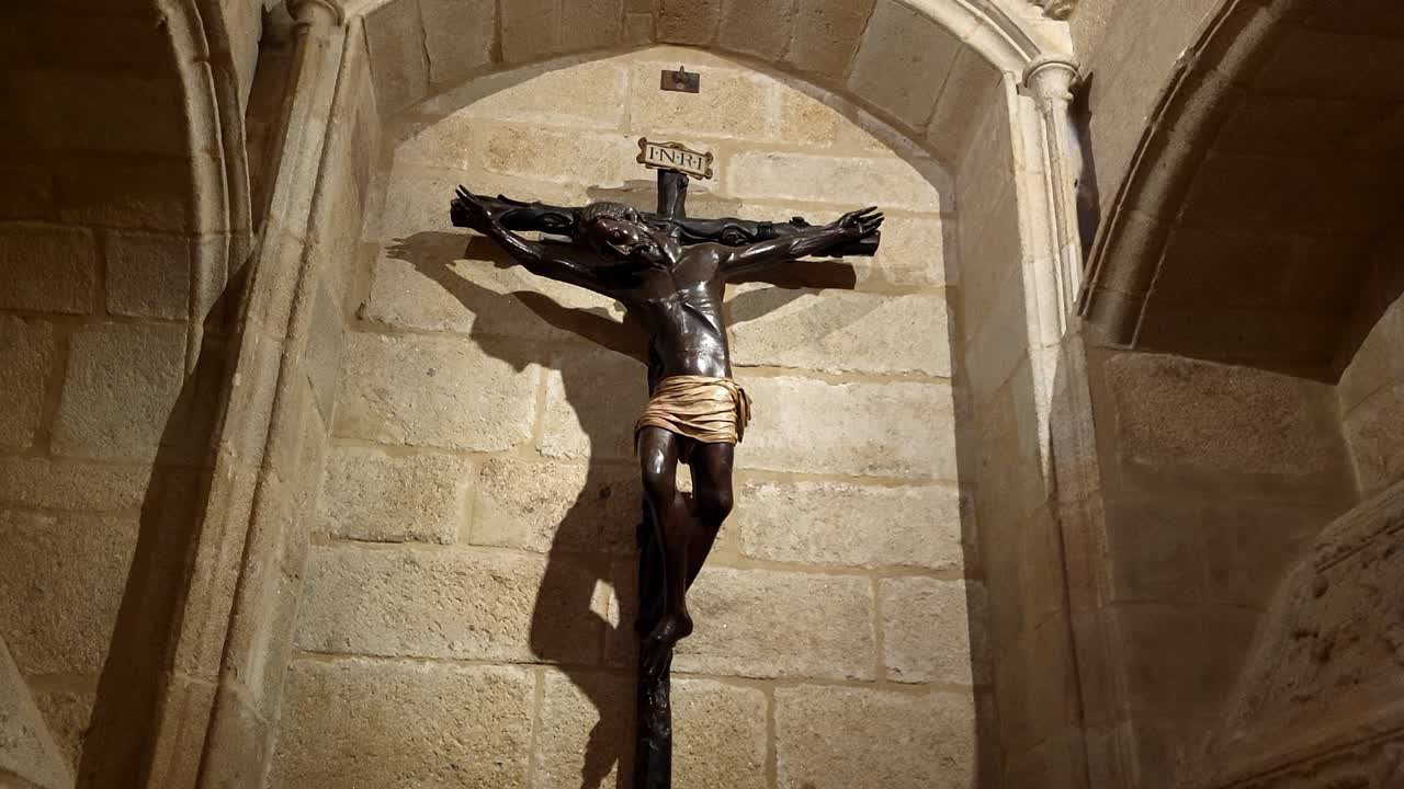 Cristo Negro de Cáceres. Escultura gótica em madeira do século XIV. Arte religiosa cristã medieval. Ícones religiosos cristãos. Cristo crucificado