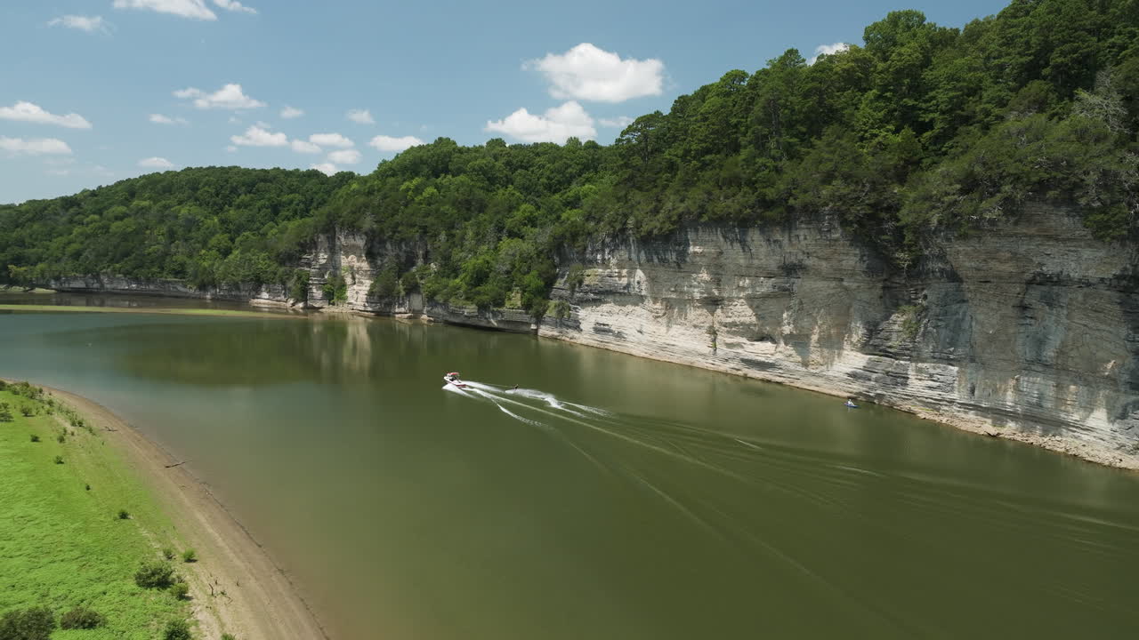 미국 북서부 아칸소 주 오자크 산맥에 있는 비버 호수 저수지를 가로지르는 모터 보트