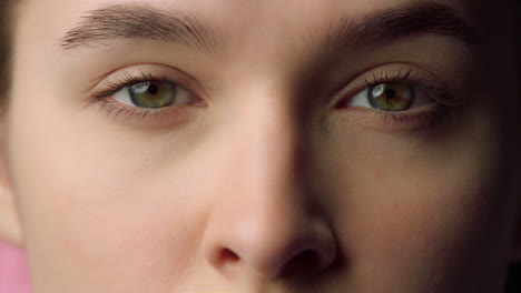 rostro femenino hermoso de primer plano con los ojos cerrados. rostro de mujer joven seria