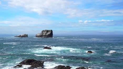 vista de cerca de las olas del océano en la costa pacífica de california