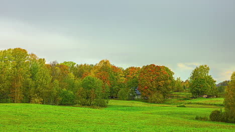 Campo,-Bosque-Y-Casa-En-Zona-Rural-Cambio-De-Temporada-Transición-De-Lapso-De-Tiempo,-Riga-Letonia