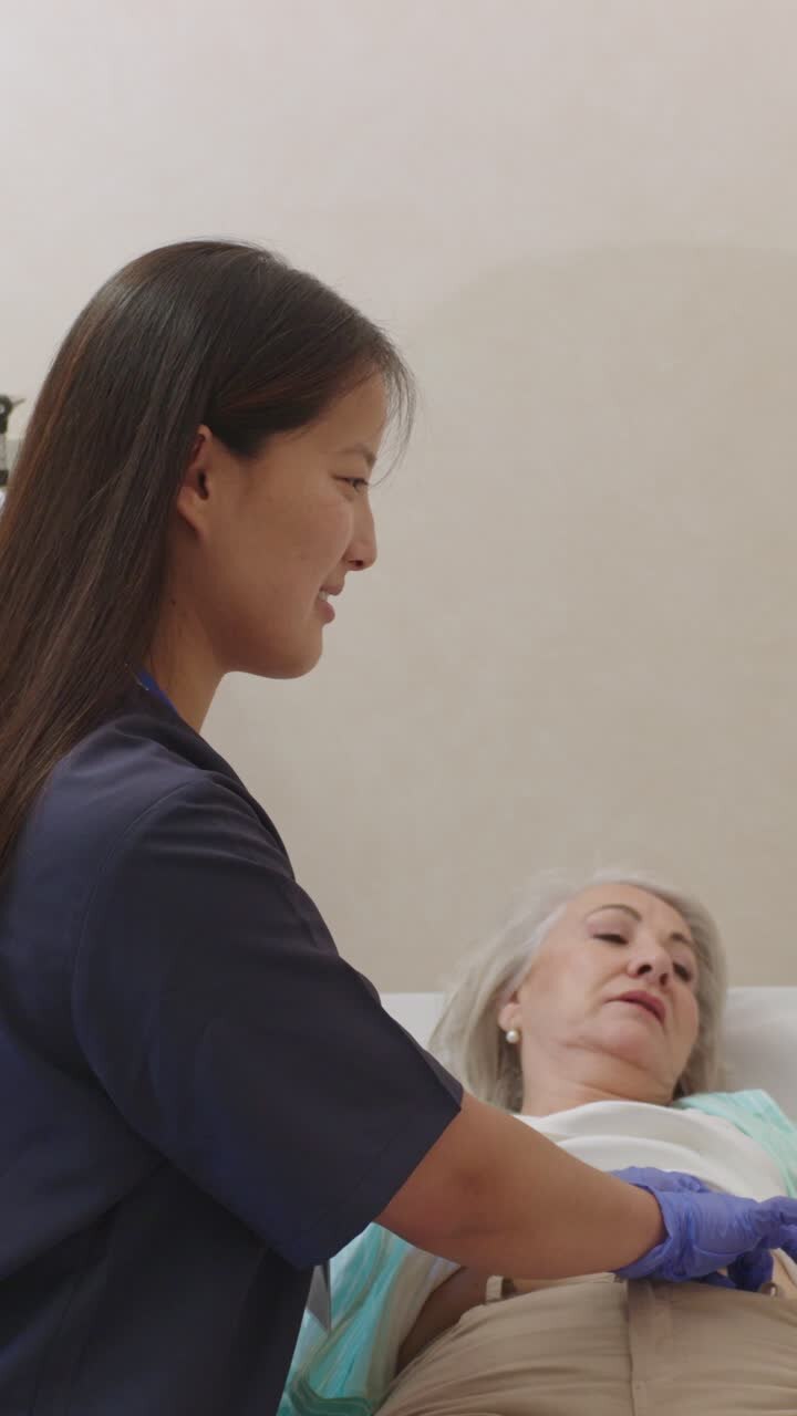 enfermera que asiste a un paciente de edad avanzada
