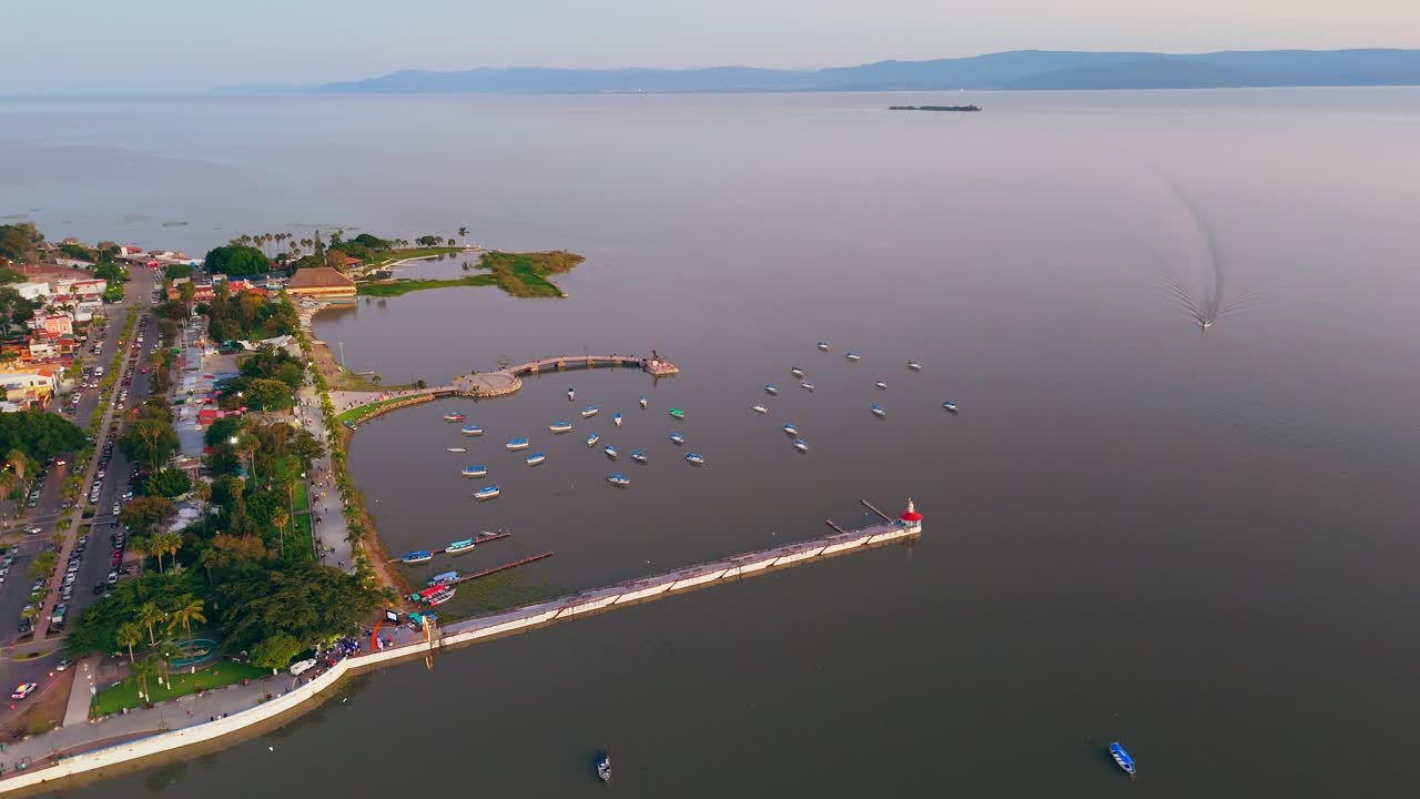 Splendida prospettiva aerea di Chapa con il suo molo e le barche, Messico