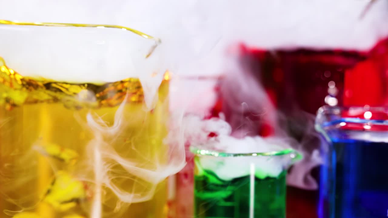 연기와 거품과 반응하는 진동하는 액체