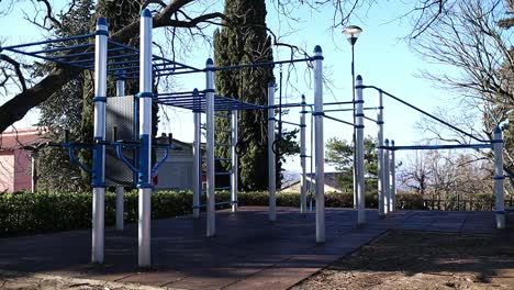 estructura gimnástica abandonada durante el encierro