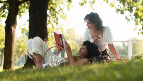 Couple-enjoying-time-together-in-the-park