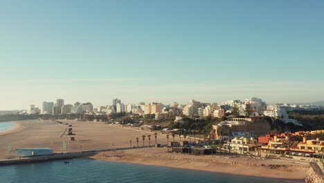 fotografía aérea de la amplia playa de arena en portimao, portugal en la región del algarve