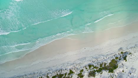 vista aérea sobre el agua transparente del mar, olas - bahía de la suerte, australia - ojo de pájaro, órbita, disparo de avión no tripulado