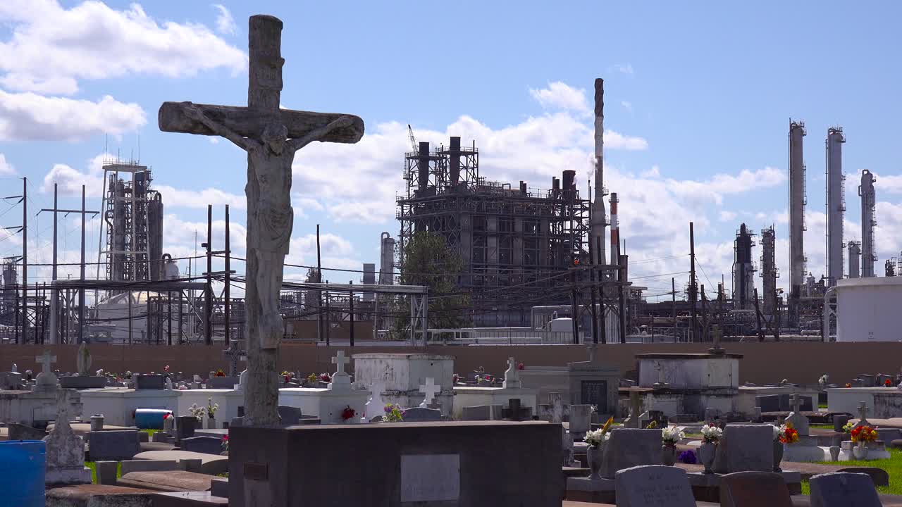 un cementerio o cementerio en louisiana existe junto a una enorme planta petroquímica 15