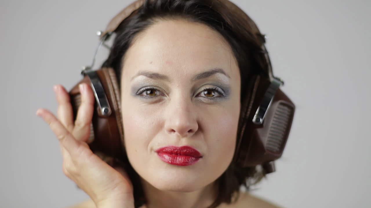 mujer en auriculares retrato 07