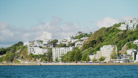 Schwenk-Nach-Links,-Weitwinkelaufnahme-über-Oriental-Bay,-Wellington,-Neuseeland