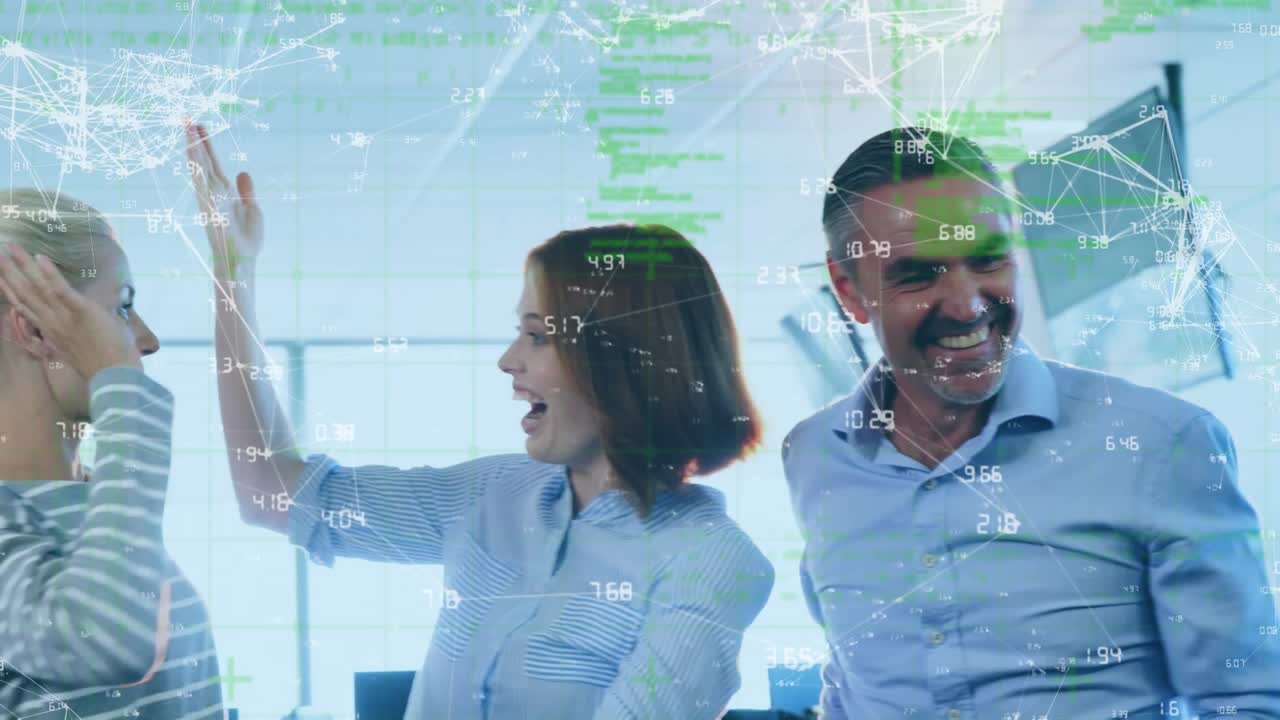 Animación de procesamiento de datos sobre personas de negocios diversas y felices en la oficina.