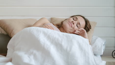 Pregnant-woman-touching-belly-in-bed.-Closeup-expectant-mother-talking-to-tummy.