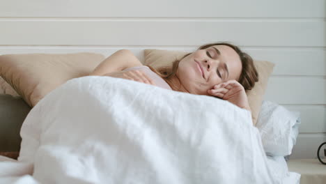 una mujer embarazada tocando el vientre en la cama. una madre embarazada en primer plano hablando con su estómago.