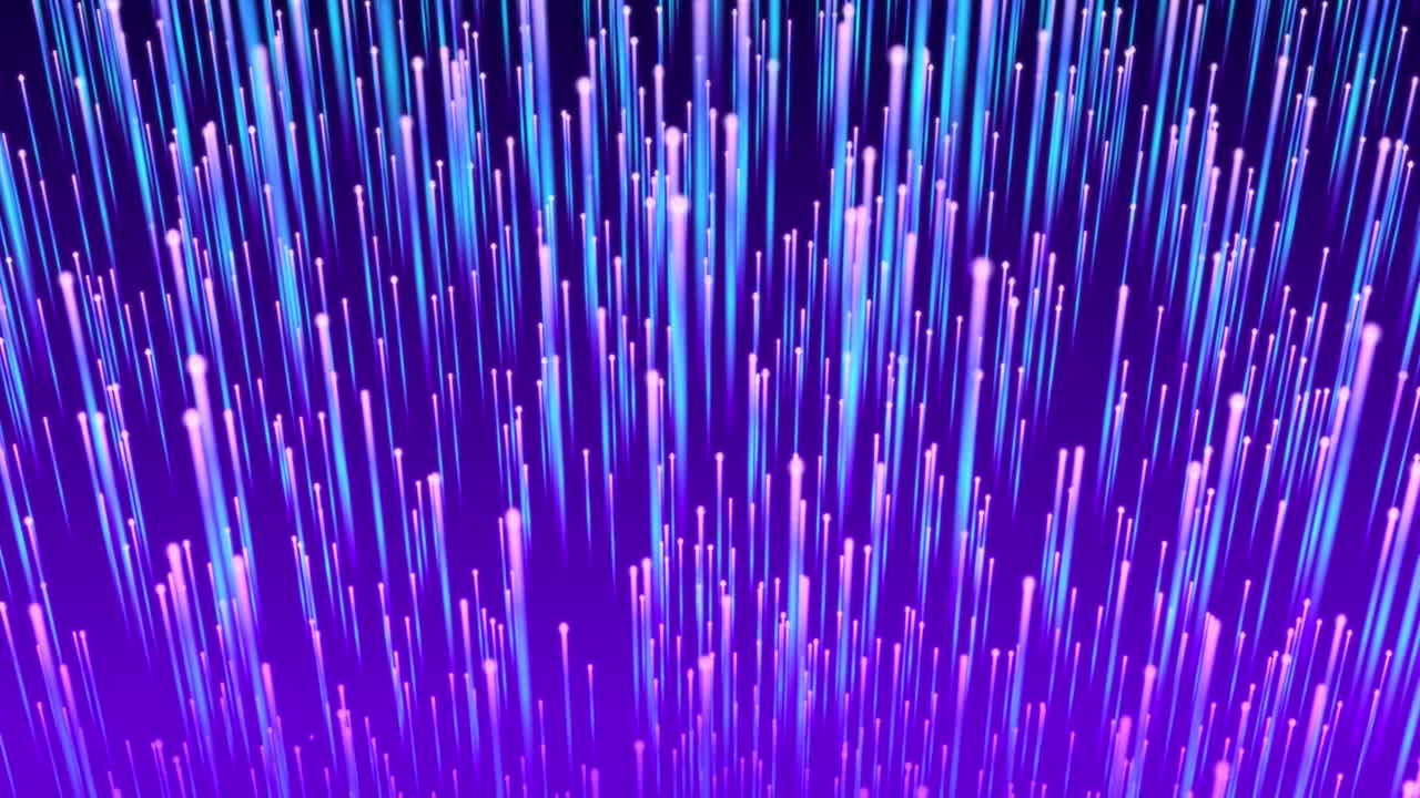 Optisk fiber i lilla neonfarve. Digital dataoverførsel på blå baggrund.