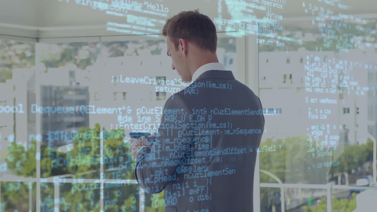 animación del procesamiento de datos sobre un hombre de negocios que usa un teléfono inteligente