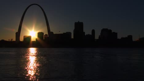 the st louis arch at sunset