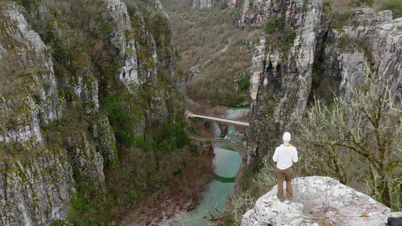 Vista de cima da Ponte Kokkoris, uma ponte histórica de pedra na região de Zagori, Grécia, por drone.