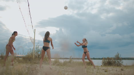 Panoramaaufnahme-Des-Beachvolleyballplatzes-Mit-Spielenden-Frauen,-Professionellem-Training-Eines-Sportlerinnen-Freundschaftsspiels